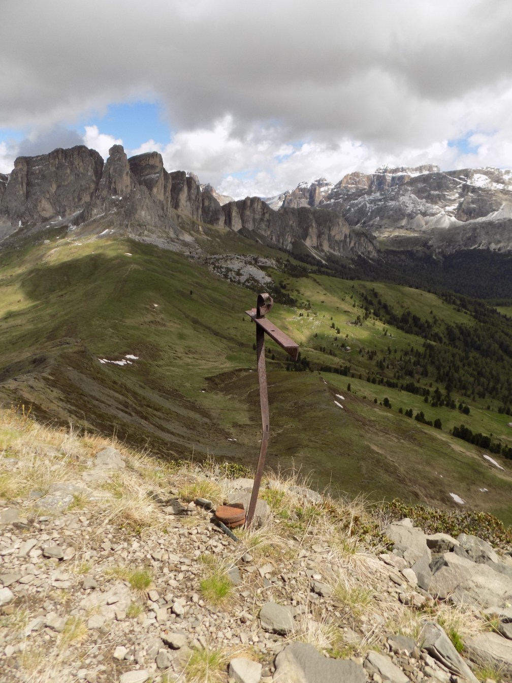 Setsas from Monte Sief, cross with shell