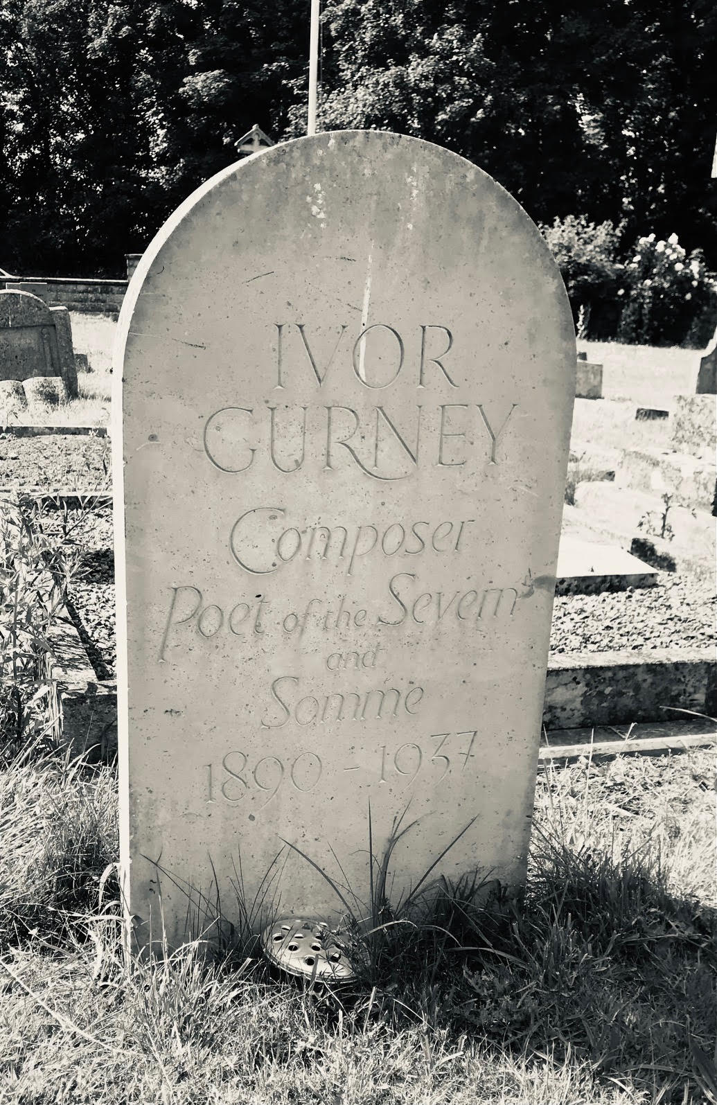Headstone bearing inscription 'Ivor Gurney, Composer Poet of the Severn and Somme 1890 - 1937'.